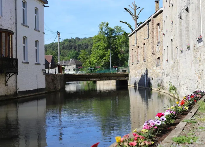 Aux Berges Du Bocq Feriehus *